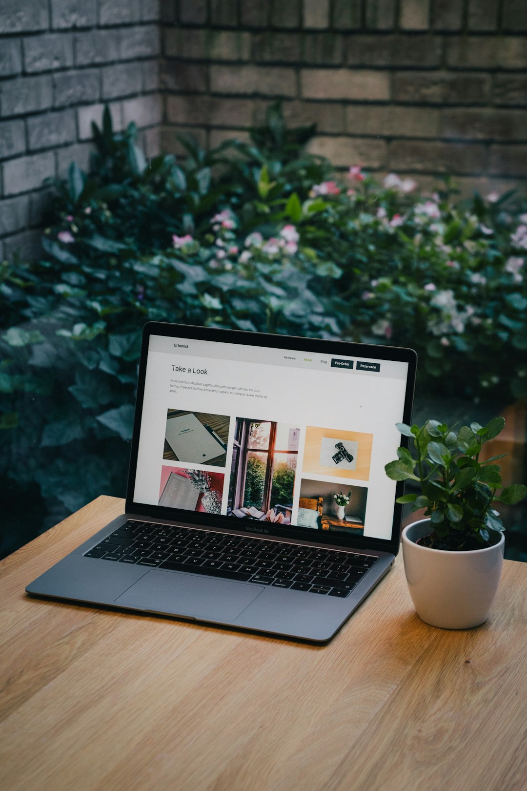 Présentez-vous comme un professionnel grâce à votre nouveau site web. Créez votre propre site sur solidpixels.
